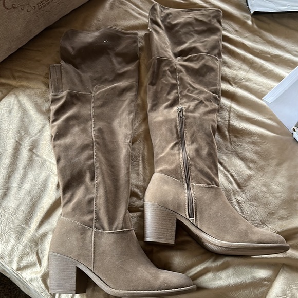 Above knee suede boot - Picture 3 of 7